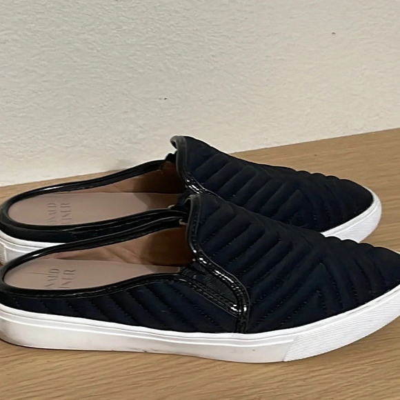 Donald J Pliner Women's Pauly-d Quilted Slippers size 6.5 - Picture 2 of 16